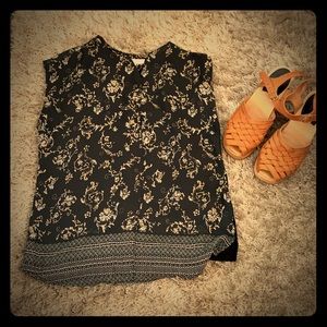 DR2 grey and floral patterned top